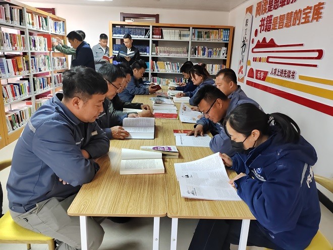 額鹽公司黨委組織開展“感黨恩 聽黨話 跟黨走”—母親湖畔閱經(jīng)典，共筑書香額鹽主題黨日活動(dòng)