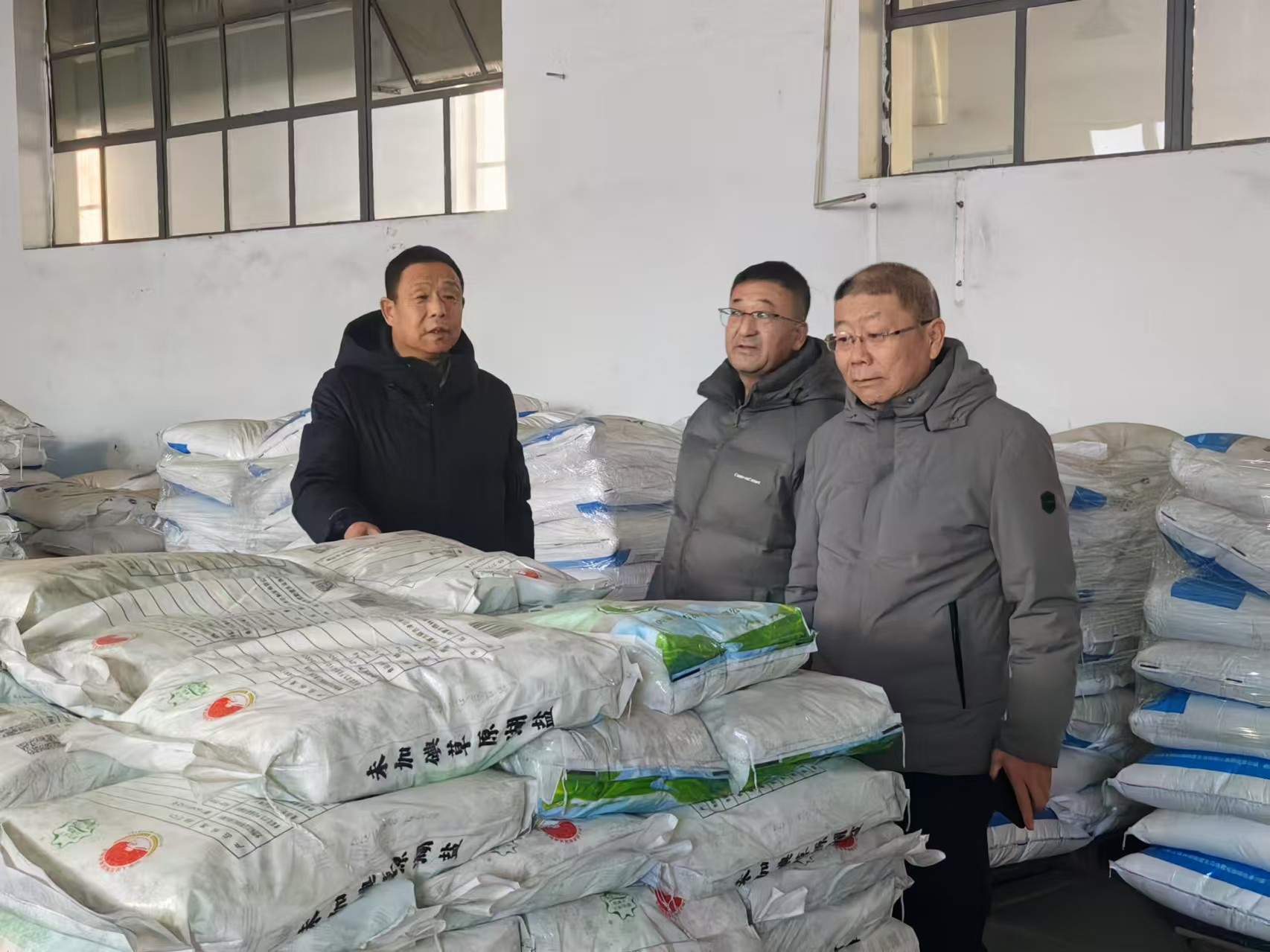 錫盟鹽業(yè)公司、額鹽公司聯(lián)合對張家口經(jīng)營部進(jìn)行市場調(diào)研和年度經(jīng)營考核