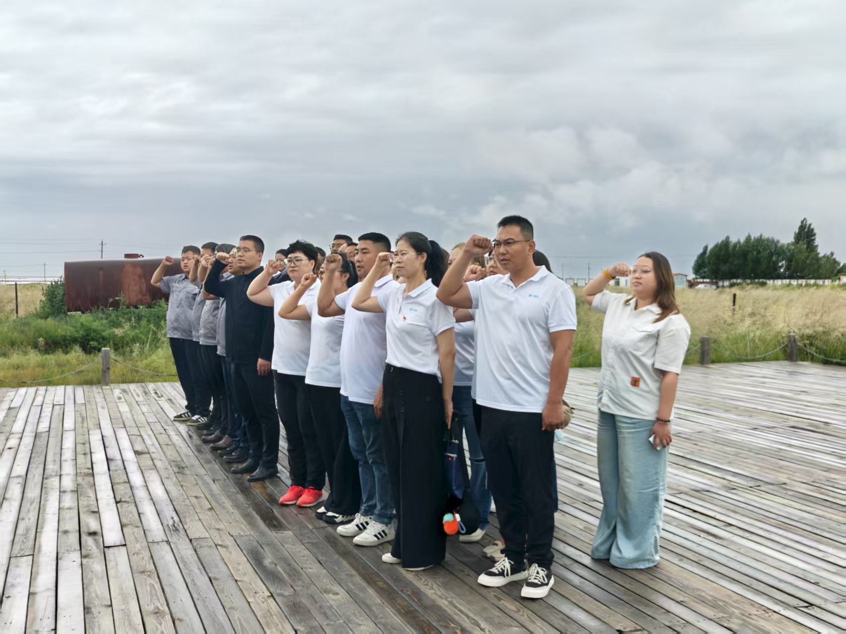 額鹽公司黨支部與東烏旗移動(dòng)公司黨支部聯(lián)合開展“感黨恩，聽黨話，跟黨走”群眾教育實(shí)踐活動(dòng)暨“銘記烽火歲月，傳承紅色基因”主題黨日活動(dòng)